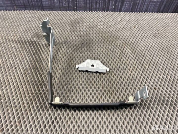 Крепление аккумулятора Bmw X5 E70 N57 2013