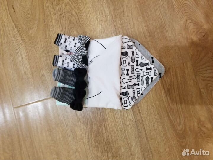 Детский набор Носочки и нагруднички новый