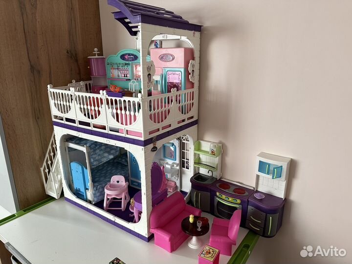Большой кукольный домик с мебелью