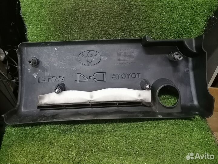 Декоративная крышка двс 12601-0H010 Toyota Avensis