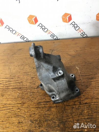 Кронштейн двигателя правый Mercedes C-Class W204