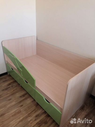 Детская кровать с бортиком и ящиками