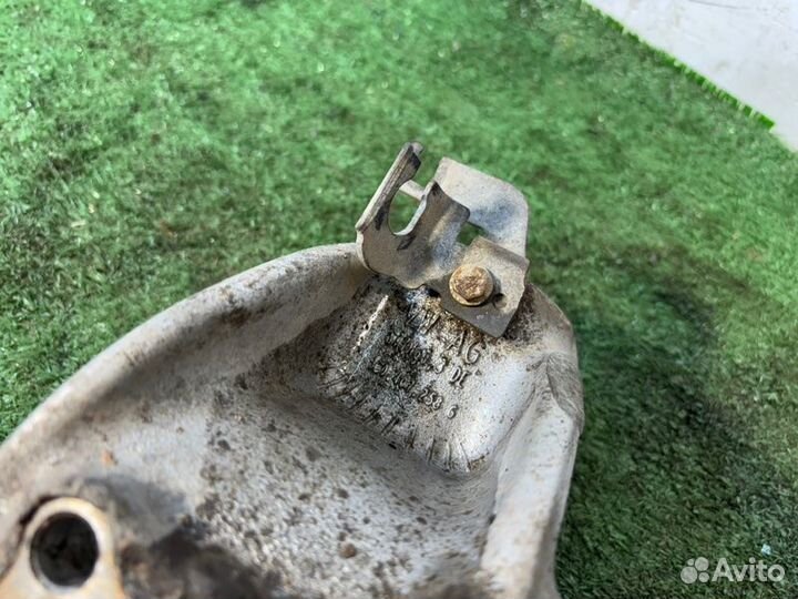 Поворотный кулак передний правый Volkswagen Passat