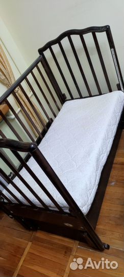 Детская кроватка с маятником и ящиком