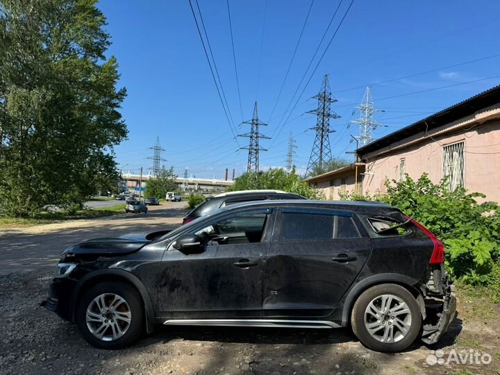 Volvo V60 Cross Country 2.4 AT, 2018, битый, 90 000 км