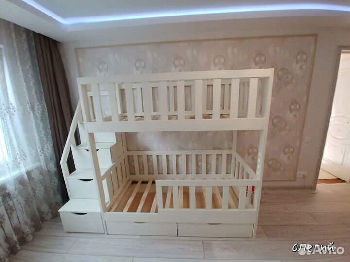 Детская двухъярусная кровать из массива