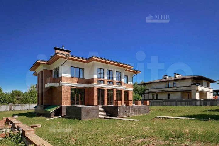 Дом 860,9 м² на участке 32 сот.