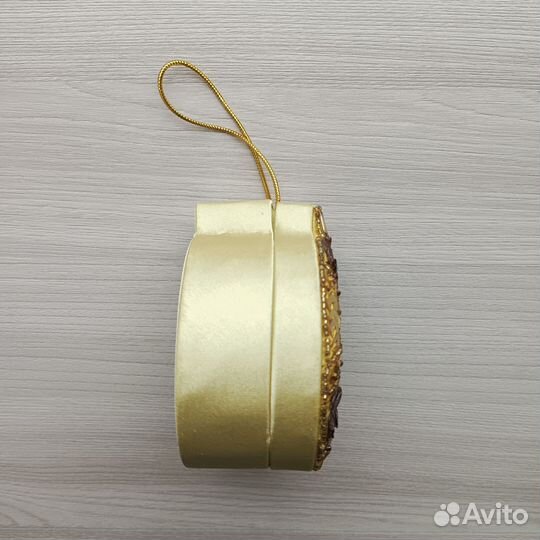 Елочная игрушка с пайетками в технике картонаж