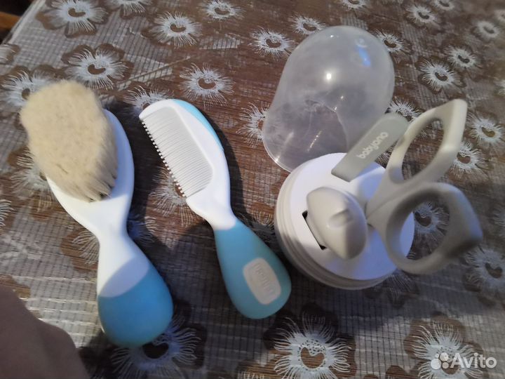 Маникюрный набор и набор расчесок для малыша