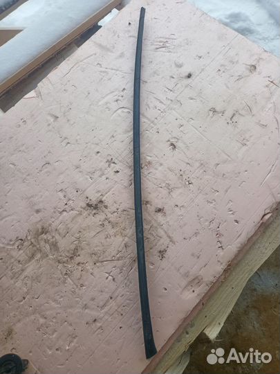 Молдинг лобового стекла левый Volkswagen Passat B6