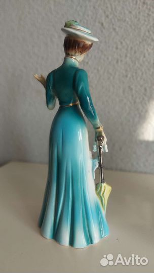 Статуэтка Барышня с зонтиком