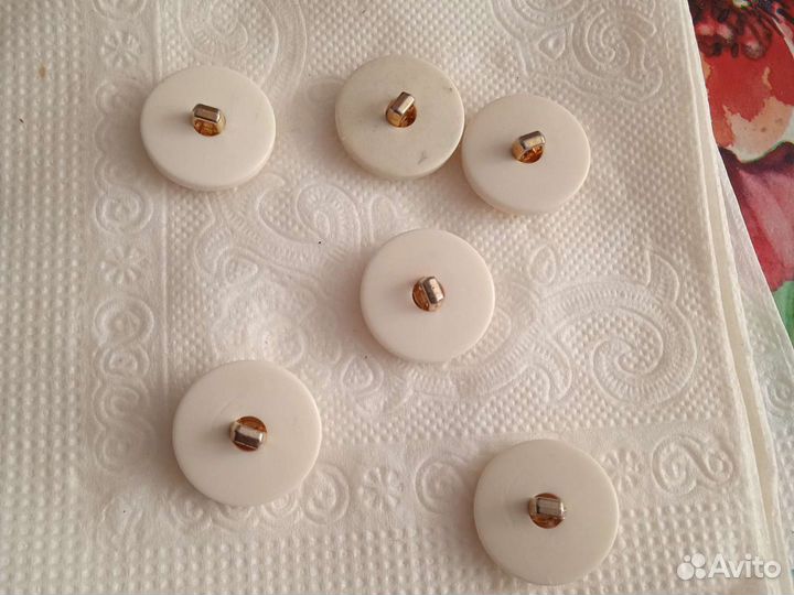 Пуговицы с логотипом молочно-золотые 20мм., 6шт