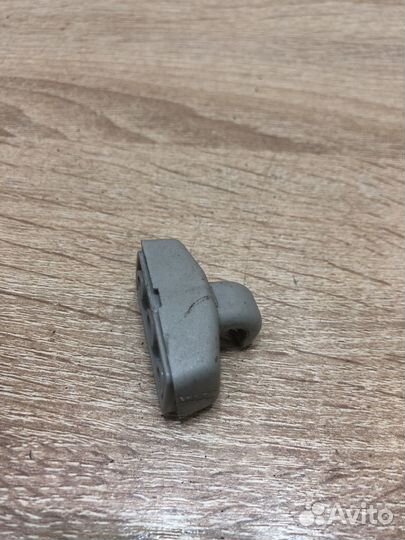 Крючок солнцезащитного козырька Фольксваген Тоуран