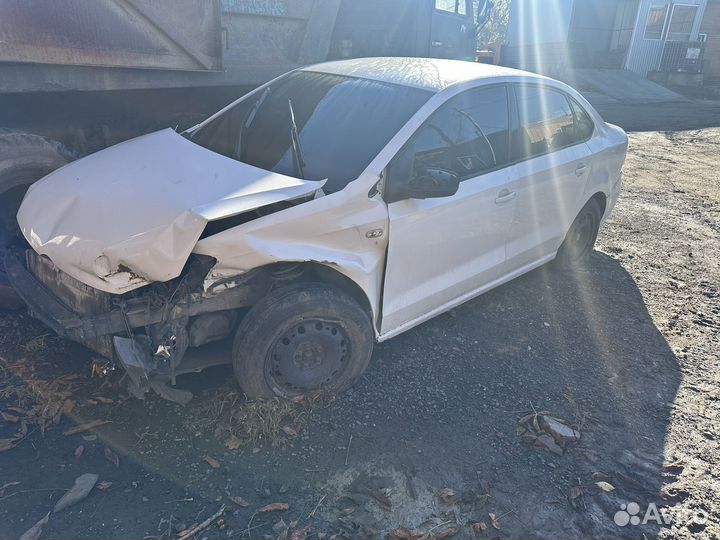 Volkswagen Polo 1.6 МТ, 2013, битый, 300 000 км