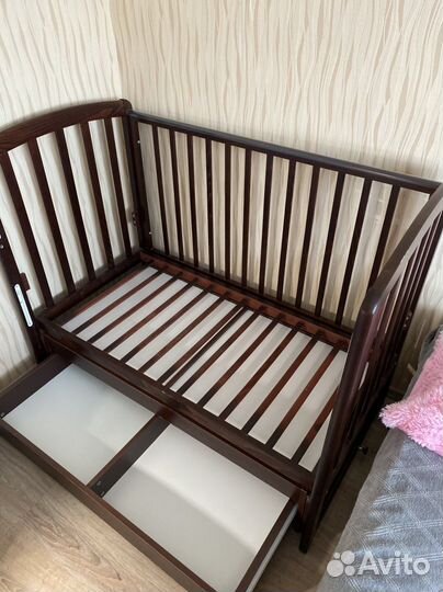 Детская кроватка с маятником