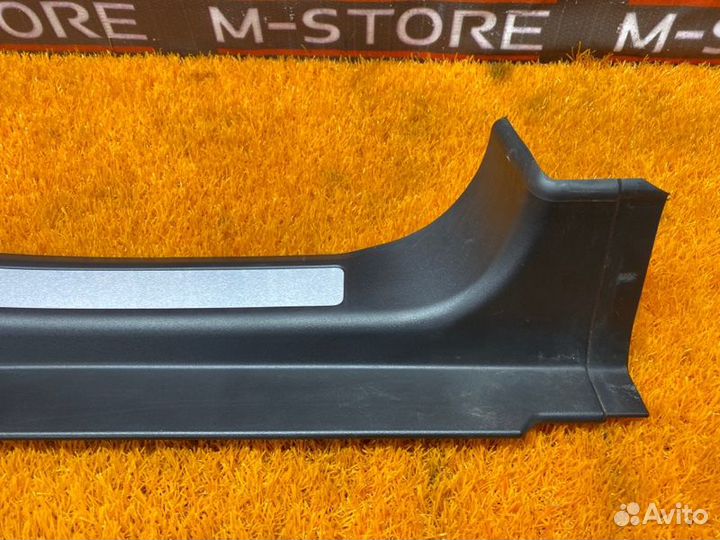 Накладка на порог салона задняя правая