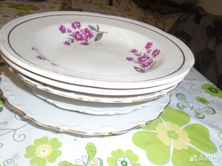 Тарелки и чайник