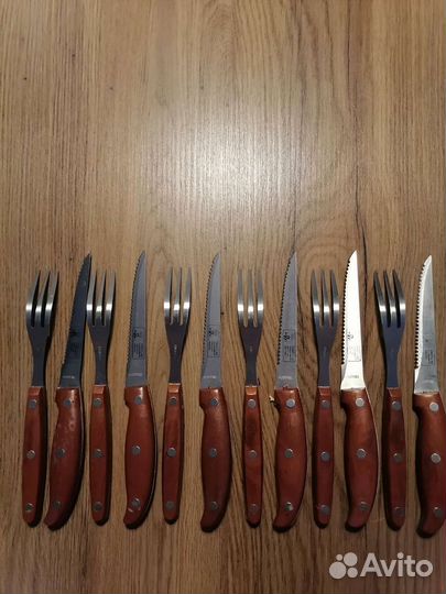 Столовый набор из ножей и вилок