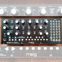 Moog mother-32 полумодульный синтезатор