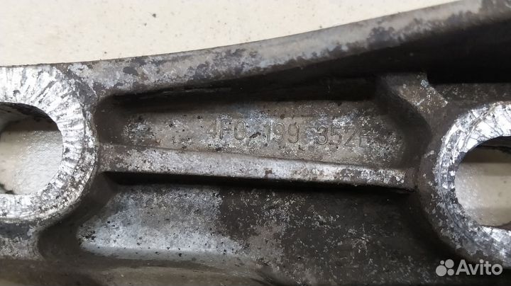 Кронштейн двигателя левый A6 C6,4F 2005-2011