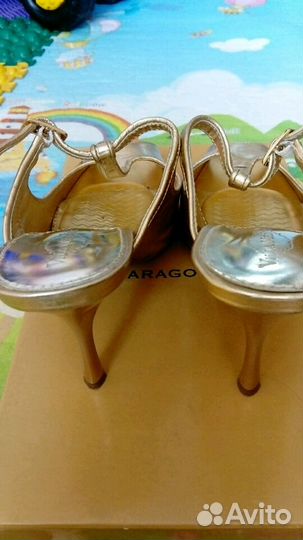Босоножки золотые
