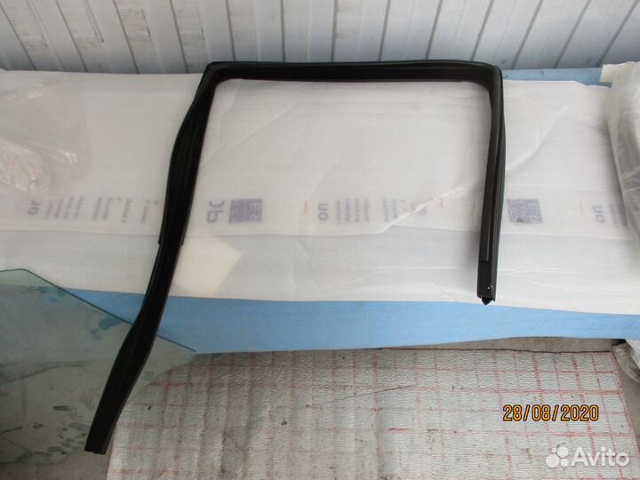 Уплотнитель стекла двери Nissan Terrano III D10