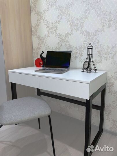 Белый компьютерный стол