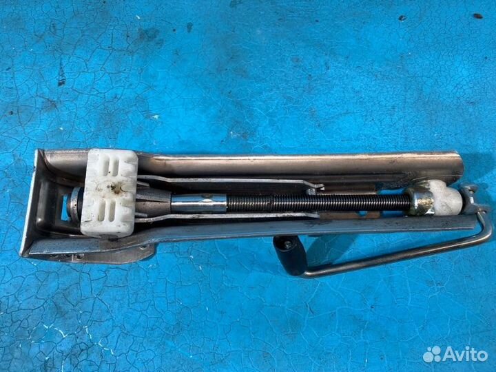 Домкрат Mercedes-Benz C-Class W204 651.913 2010