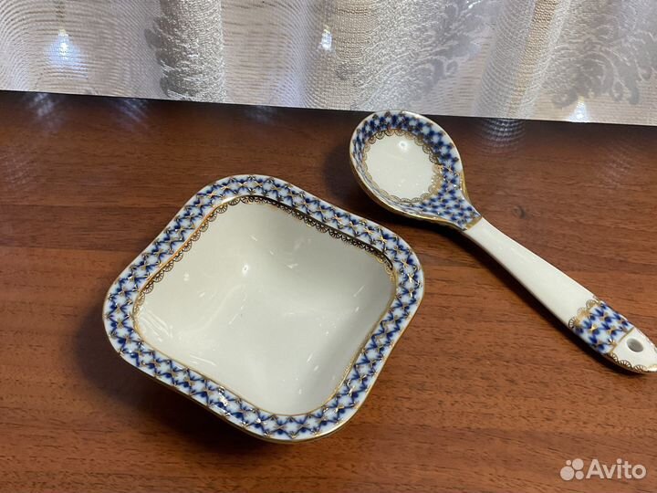 Вазочка и ложка из фарфора лфз кобальтовая сетка