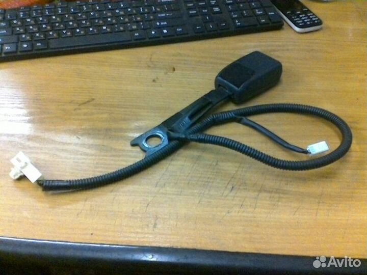 Ответная часть ремня безопасности Toyota Avensis 2