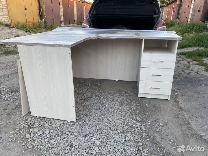 Стол офисный угловой с тумбой