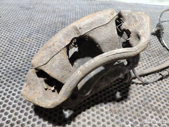 Суппорт передний передний правый Mercedes C200