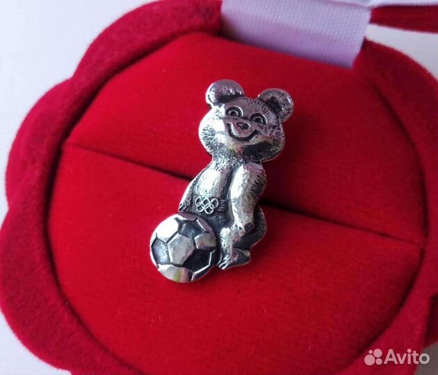 Знак, значок серебро 925 Олимпийский мишка. Футбол