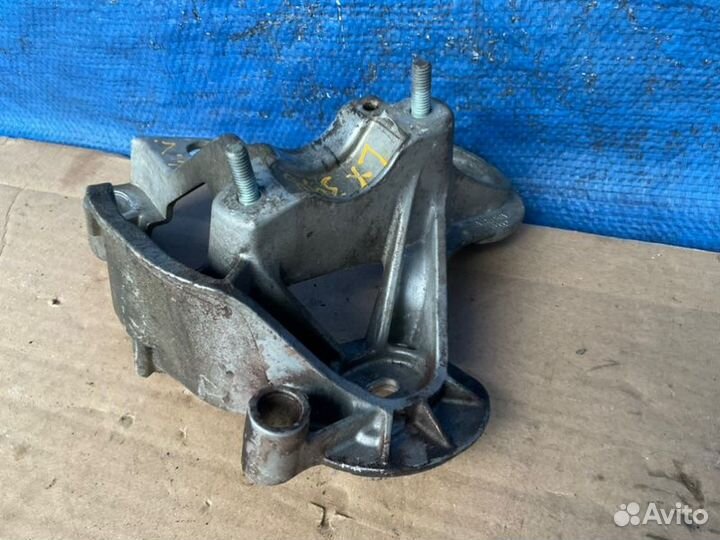 Кронштейн подушки двигателя левый Audi A4 B7 \ 8E