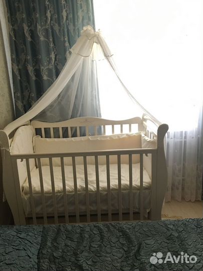 Детская кроватка с маятником и ящиком