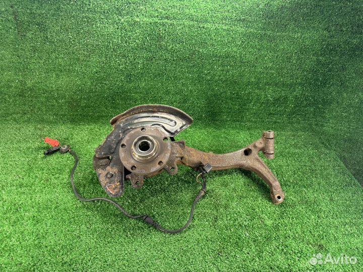 Поворотный кулак левый Volkswagen Passat B5+