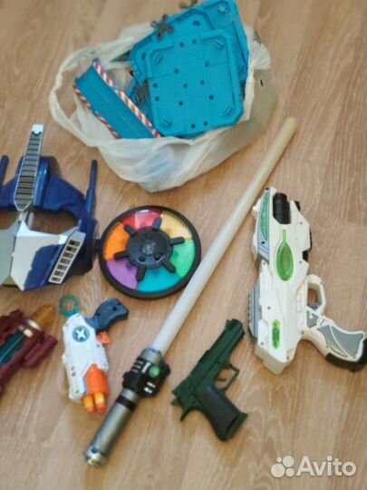 Игрушки, рука танноса, самосвал, nerf, гараж