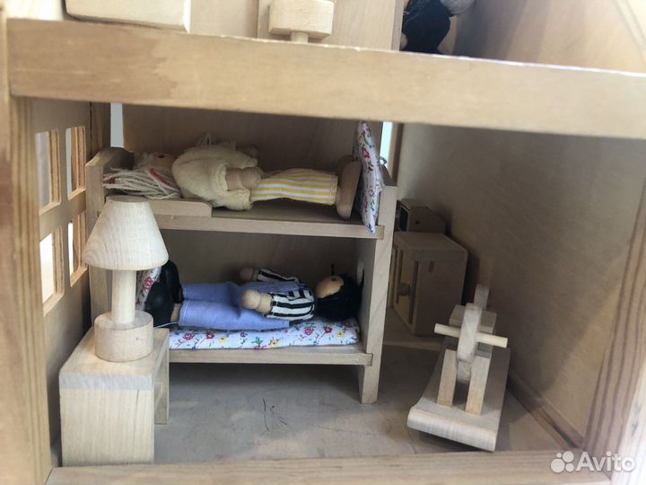 Деревянный дом с куклами