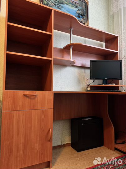 Компьютерный стол угловой с полками