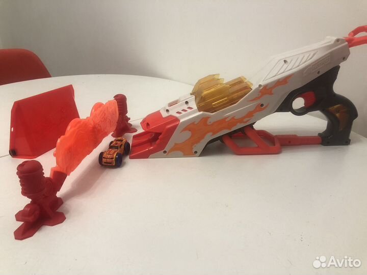 Nerf (Hasbro ) стреляет машинками