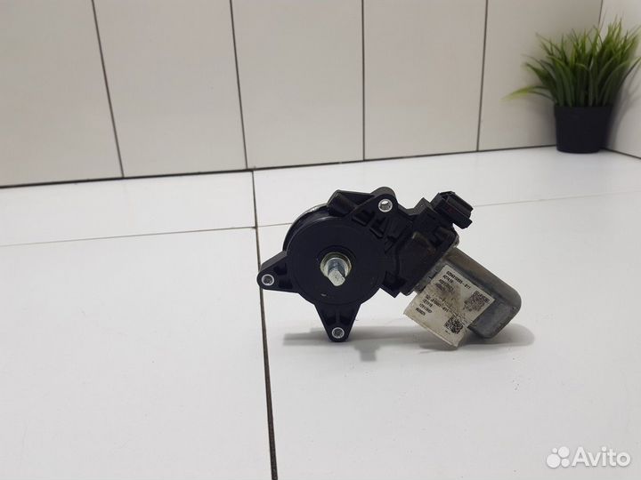 Моторчик заднего левого стеклоподъемника