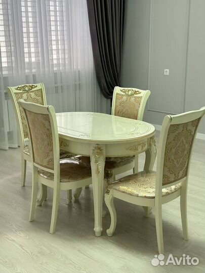 Обеденный стол и стулья