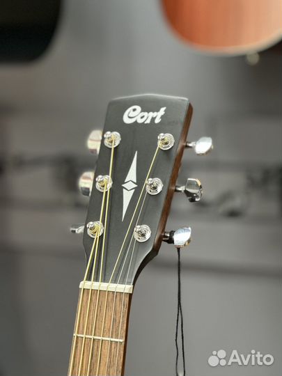 Акустическая гитара из массива Cort