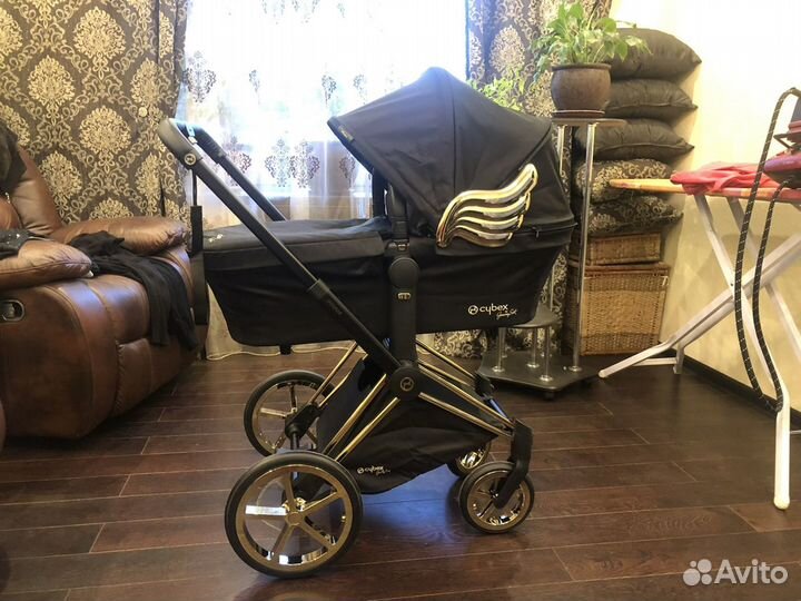 Продам детскую Черная коляска 3 в 1 с золотыми кры