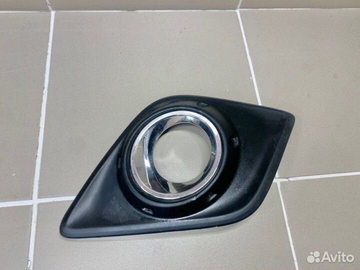 Накладка противотуманной фары Toyota Hilux 8 2015