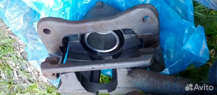 Скоба переднего правого дискового тормоза газ