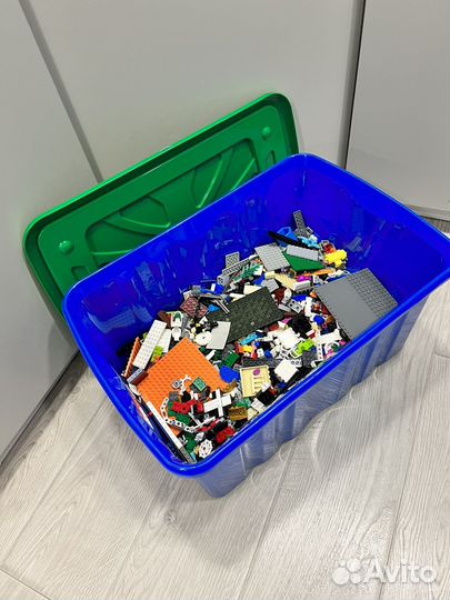 Контейнер с лего Lego City