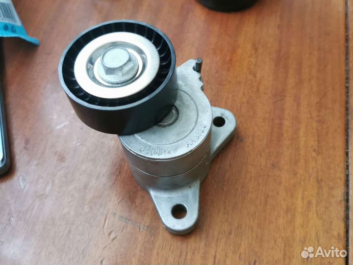 Натяжитель привода ремня грм MW400123
