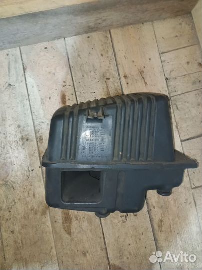 Корпус воздушного фильтра Dodge Stratus 2002г 2,7л