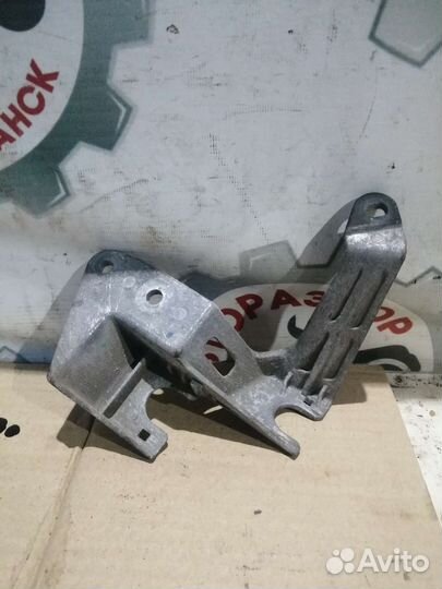 Кронштейн крепления троса МКПП Peugeot 206